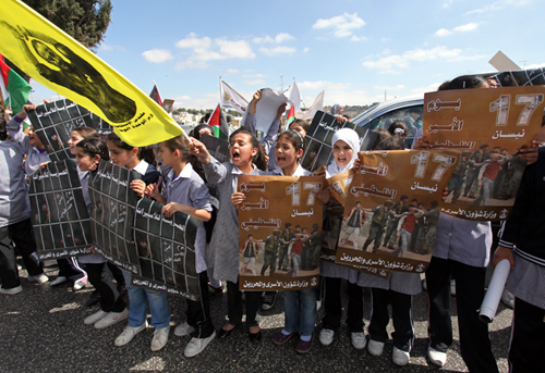 أطفال فلسطين ينتصرون للأسرى تحت شعار 'صغار وكبار لخدمة أسرانا' 