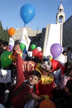 نحو ألف طفل يشاركون بمسيرة الألفية في بيت لحم 